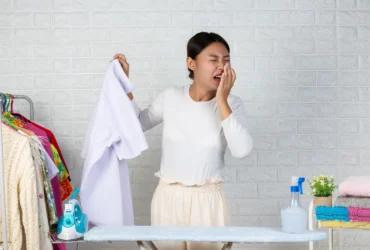 The-young-maid-who-is-stinking-the-smell-of-the-finished-shirt-on-the-white